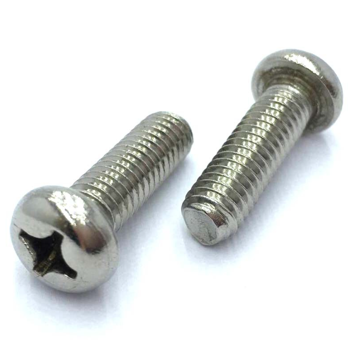 पैन-हेड स्क्रू और काउंटरसंक स्क्रू के बीच प्राथमिक अंतर क्या है?