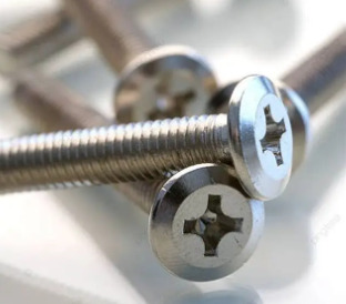 मार्टेंसिटिक और ऑस्टेनिटिक स्क्रू की प्रदर्शन तुलना