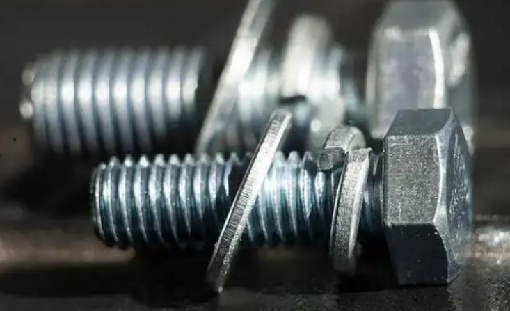 स्प्रिंग वॉशर और फ्लैट वॉशर के संबंधित कार्य क्या हैं?